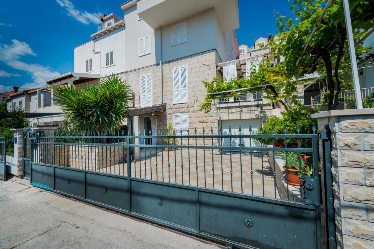 Superior Stunning Apartment Gravosa With A Free Parking Дубровник Экстерьер фото